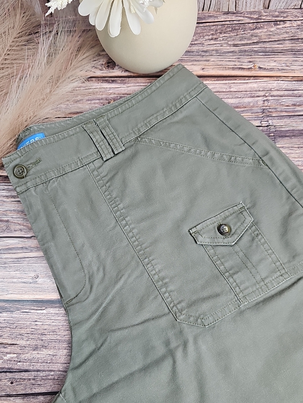 DOCKERS OLIVE GREEN FAVORITE FIT CARGO CAPRIS